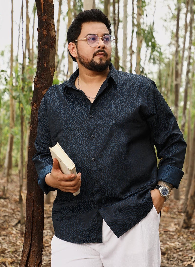 انستافاب بلس قميص رجالي أزرق داكن بنقوش جاكار متباينة - Image 1