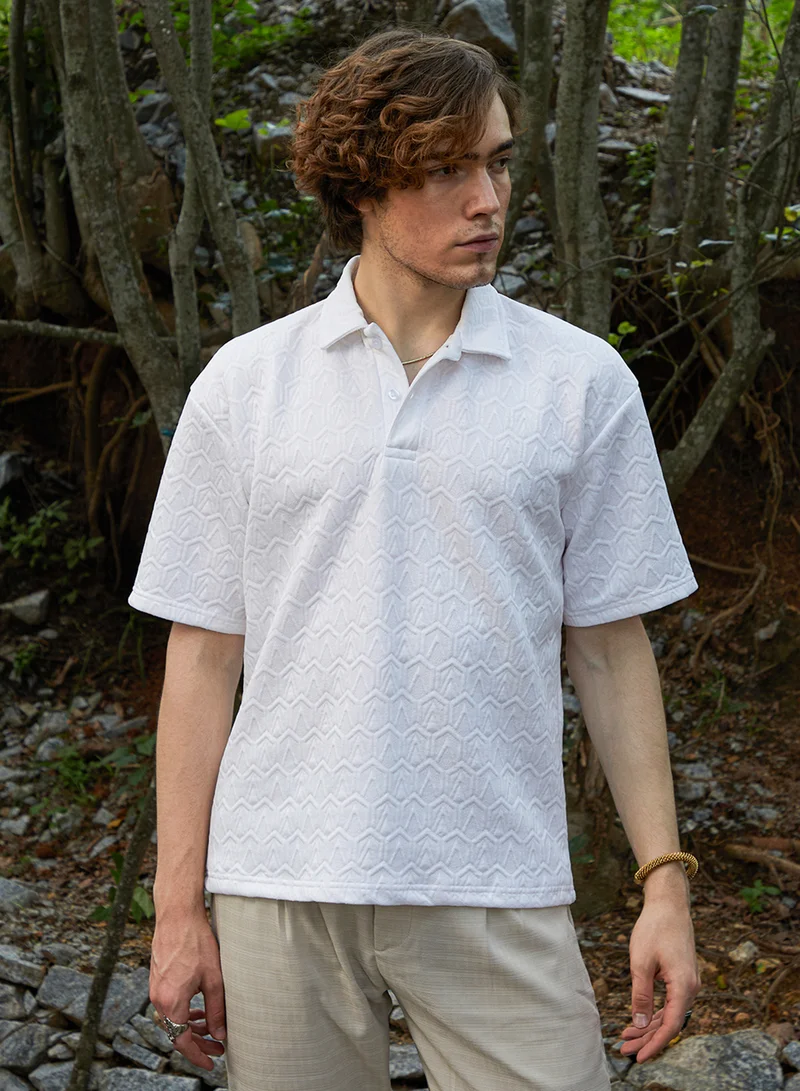 Campus Sutra Men's Daisy White Zigzag-Tactile T-Shirt