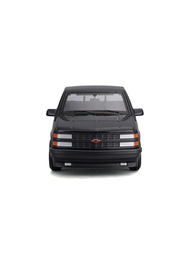 Maisto 1:24 1993 Chevrolet 454 Ss Pick-Up Black Officially Licensed Scaled Replicas of Collectible Diecast Metal Models with Exquisite Interior & Exterior Detailing for All Ages  - Image 5