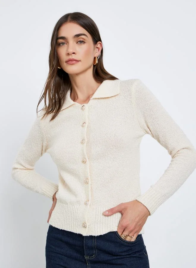 ستايلي بلوزة بتفاصيل بارزة الملمس مع أزرار