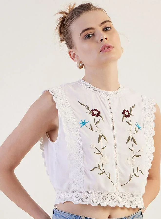 مرفوعة بلوزة قصيرة مطرزة