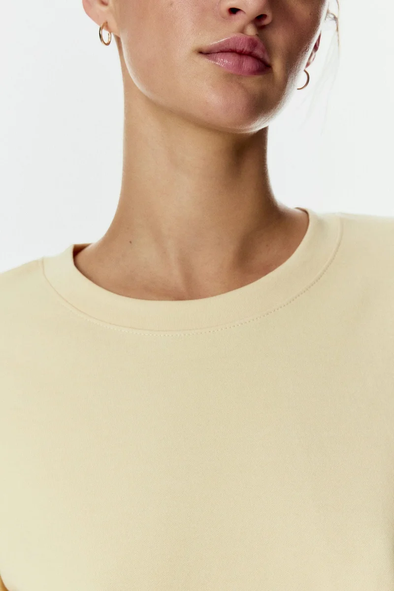 اتش اند ام بلوزة قصيرة من قماش منسوج