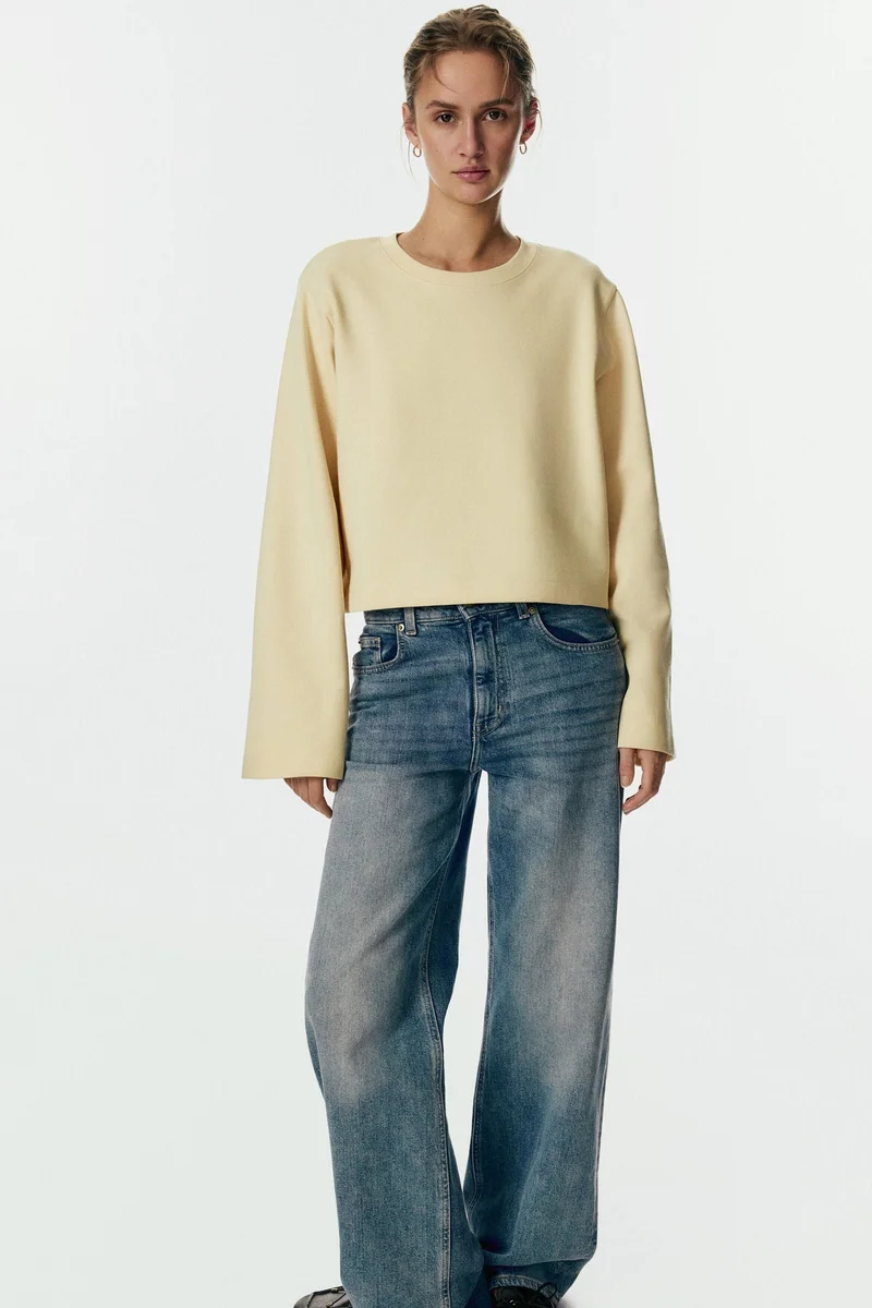 اتش اند ام بلوزة قصيرة من قماش منسوج