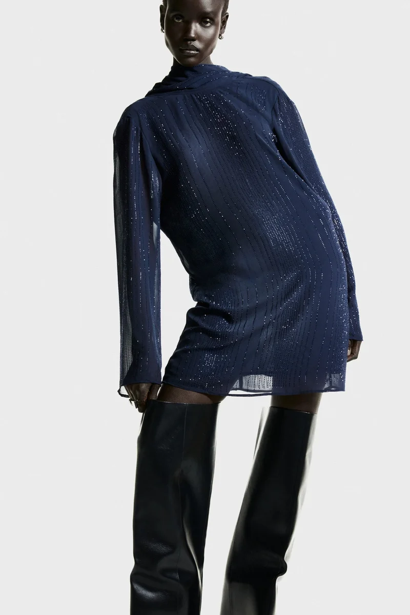 اتش اند ام فستان بظهر مفتوح ومنسدل مزين بالزخارف