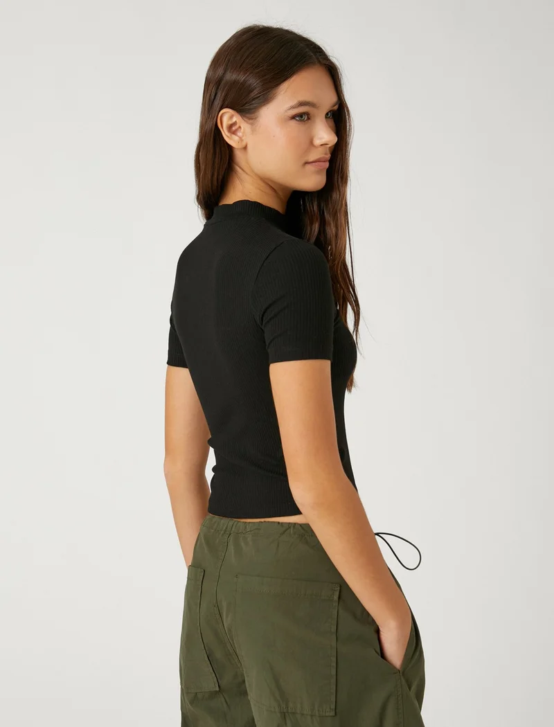 كوتون Crop T-Shirt with Window Detail High Collar Short Sleeve