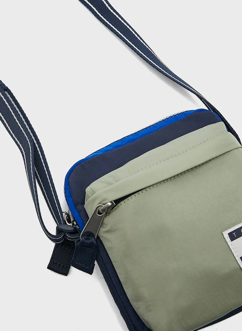 TOMMY HILFIGER Narrow Strap Messenger Bag