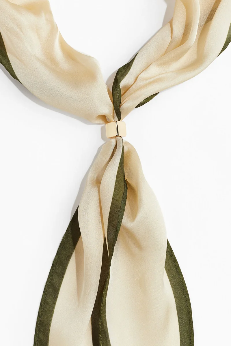 اتش اند ام وشاح للرقبة بتفاصيل خرز