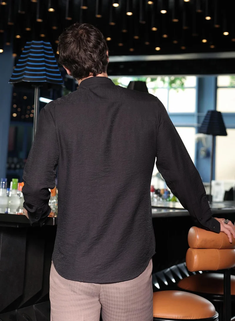 كامبوس سوترا قميص رجالي بياقة ماندرين وأكمام طويلة بأزرار وحافة منحنية من قماش تويل سادة للارتداء اليومي والكاجوال بلون أسود أونيكس