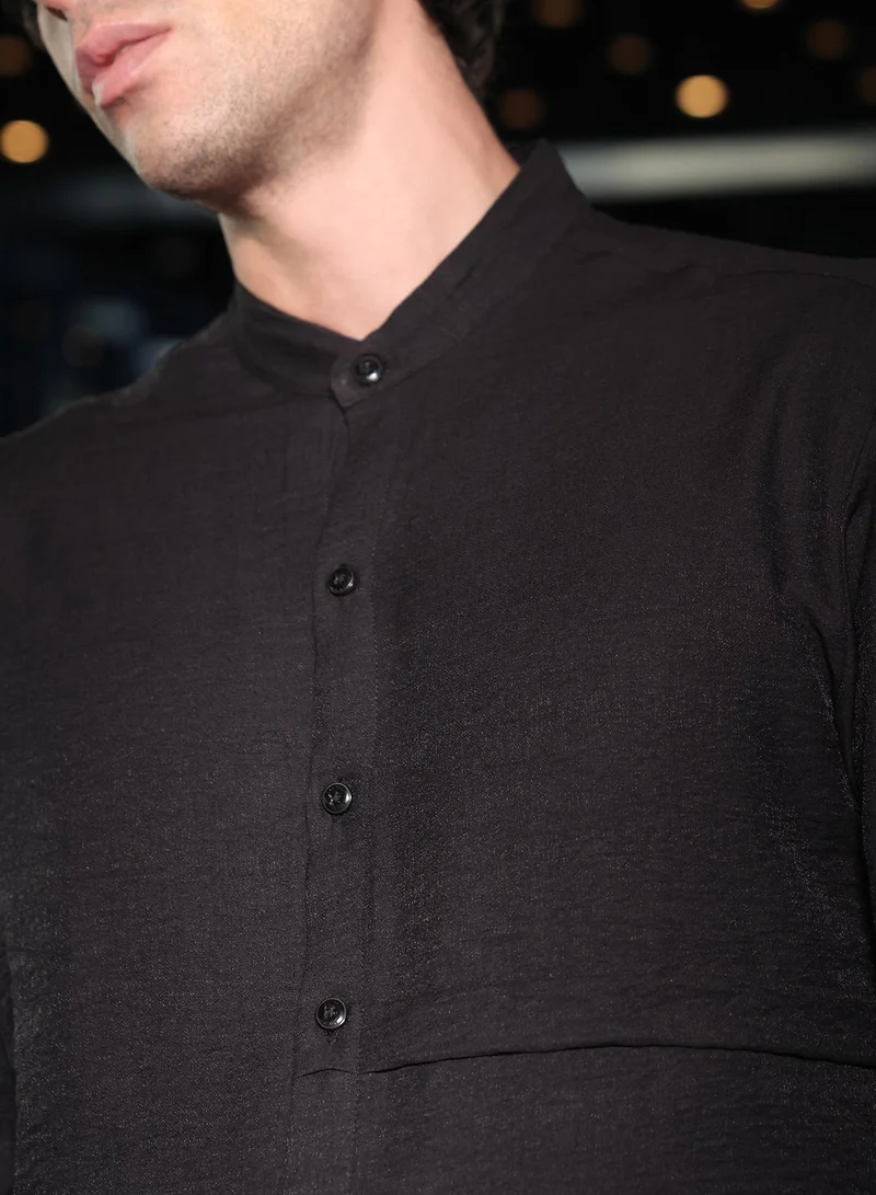 كامبوس سوترا قميص رجالي بياقة ماندرين وأكمام طويلة بأزرار وحافة منحنية من قماش تويل سادة للارتداء اليومي والكاجوال بلون أسود أونيكس