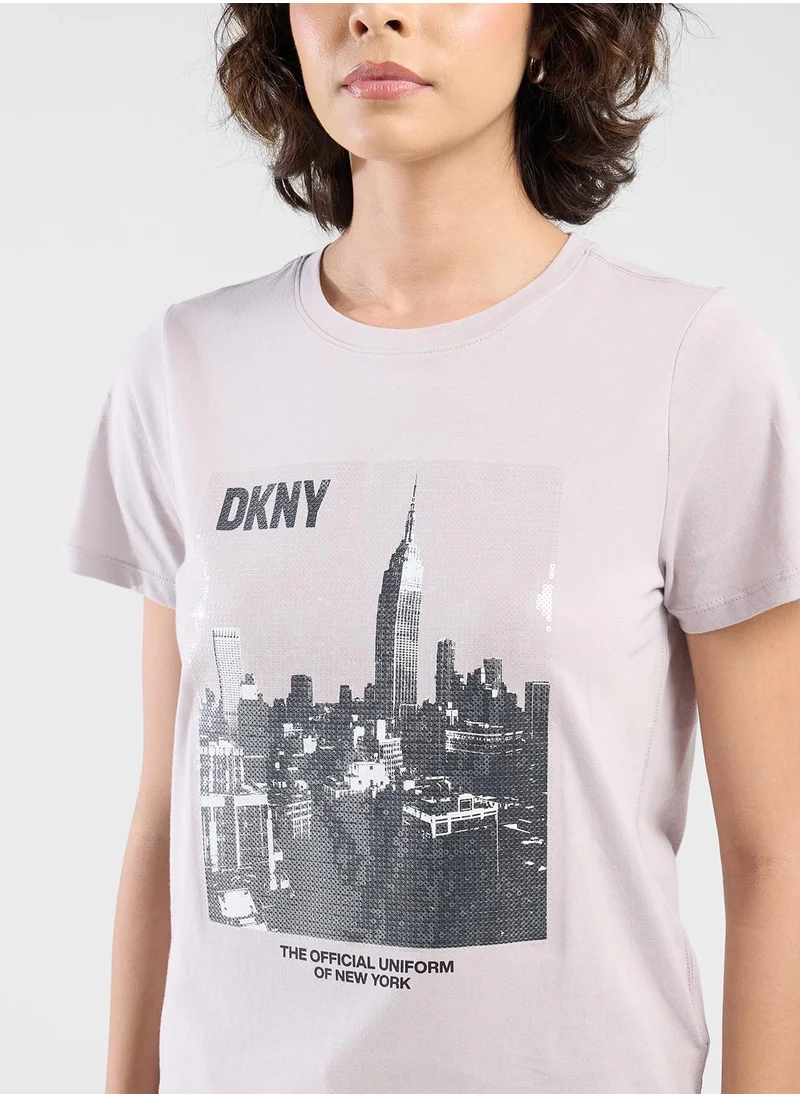 دكني Crew Neck Logo Graphic T-Shirt