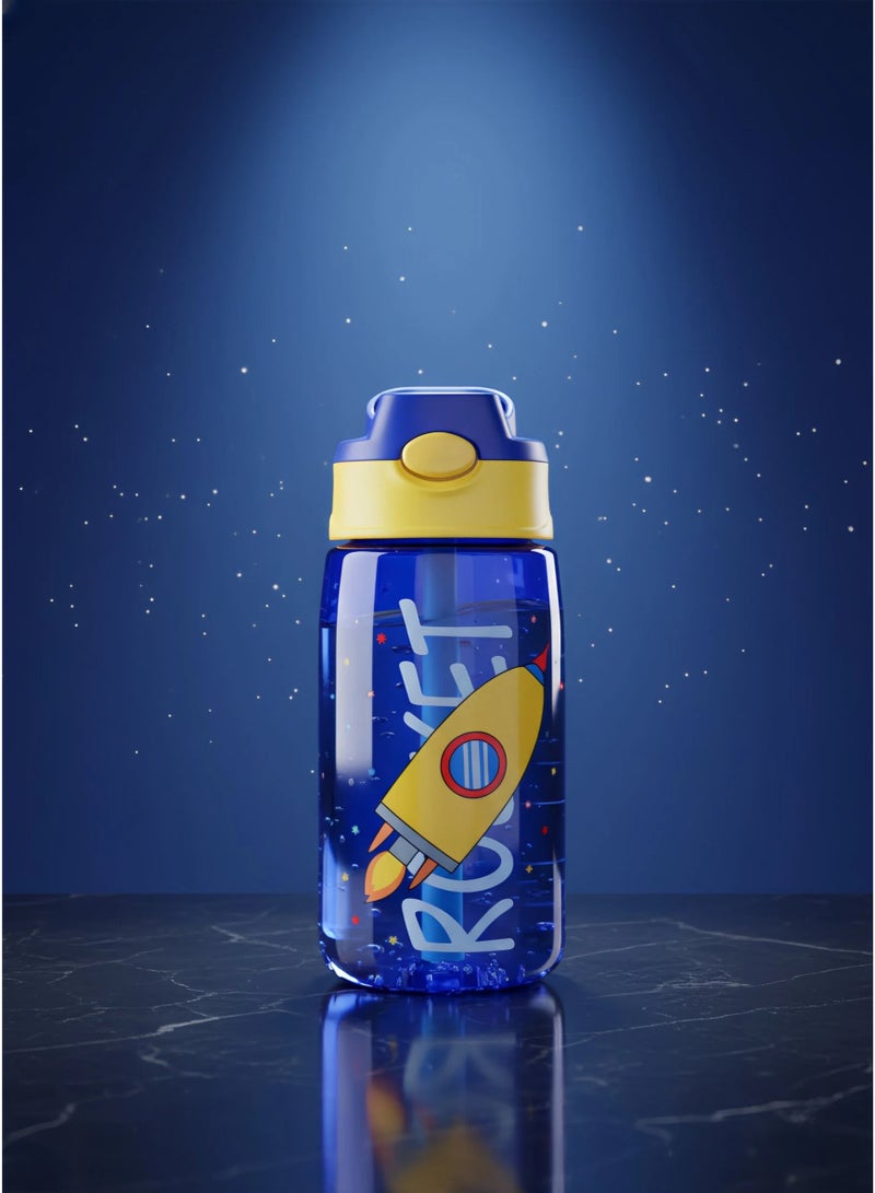 تي ام زجاجة مياه شرب للأطفال 480 مل مع قش ، زجاجة بلاستيكية متينة خالية من مادة BPA مانعة للتسرب ، أزرق - Image 1