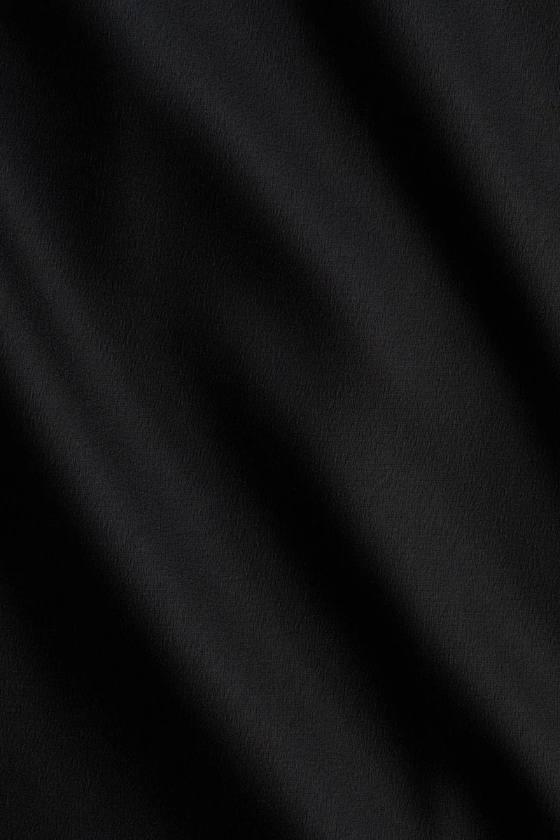 اتش اند ام تنورة ساتان بحواف دانتيل