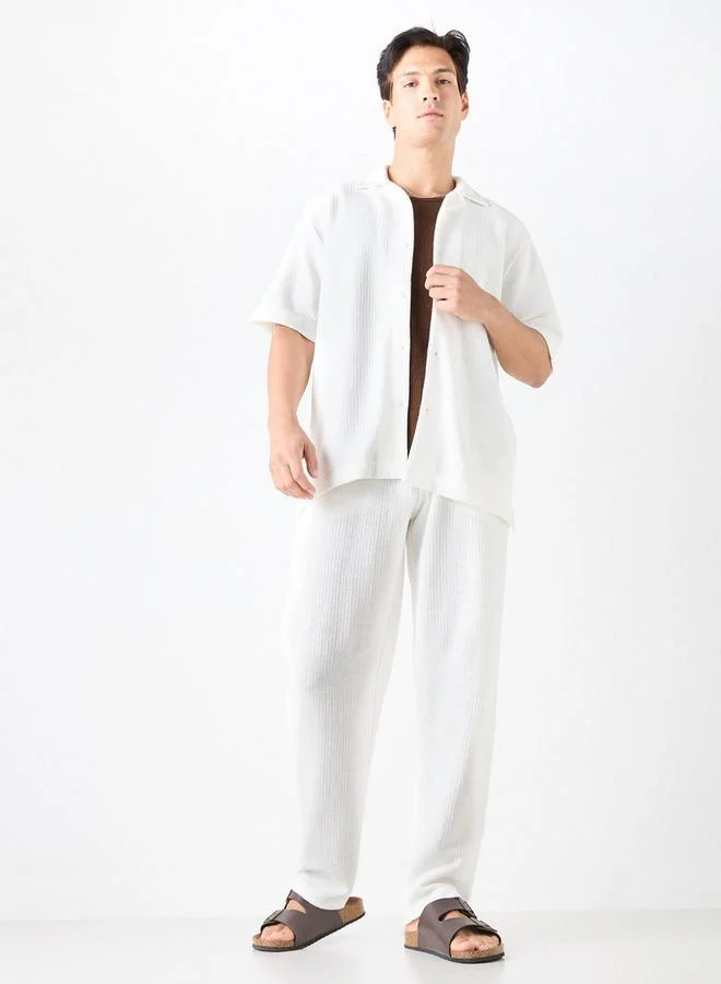 ايكونيك قميص بارز الملمس بقصة مريحة وأكمام قصيرة من آيكونيك