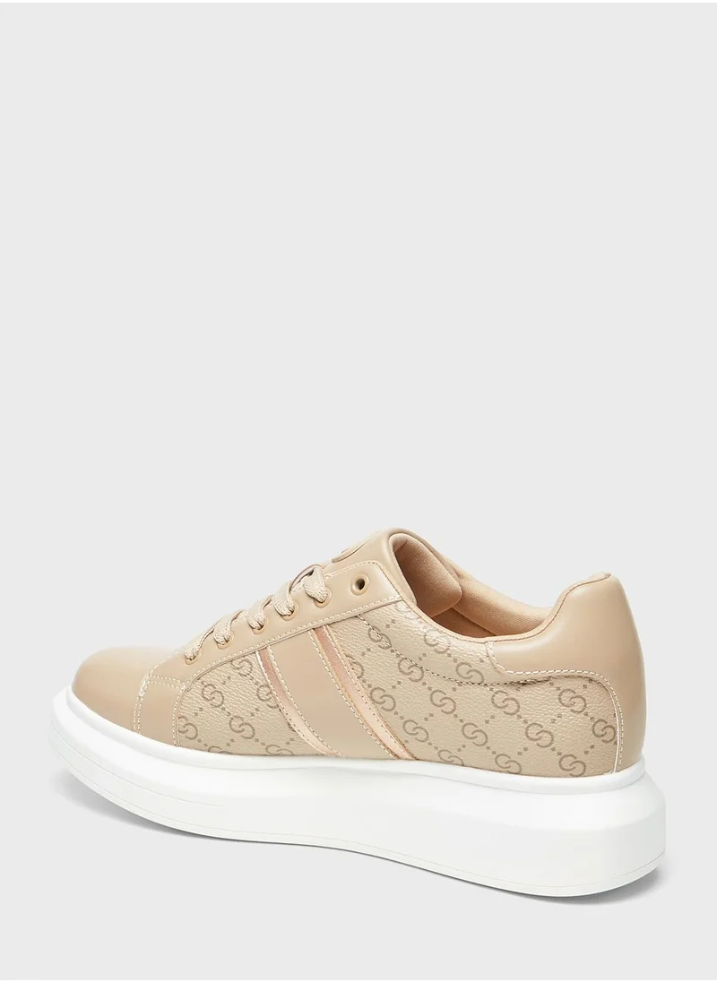 سيليست Lace Up Low Top Sneakers