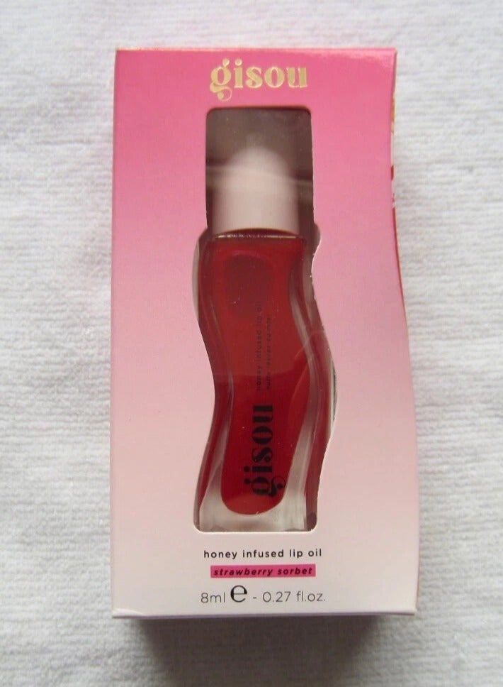 GISOU Honey Infused Lip Oil Strawberry Sorbet - Sheer Pinky Red, 8 ml - Image 2