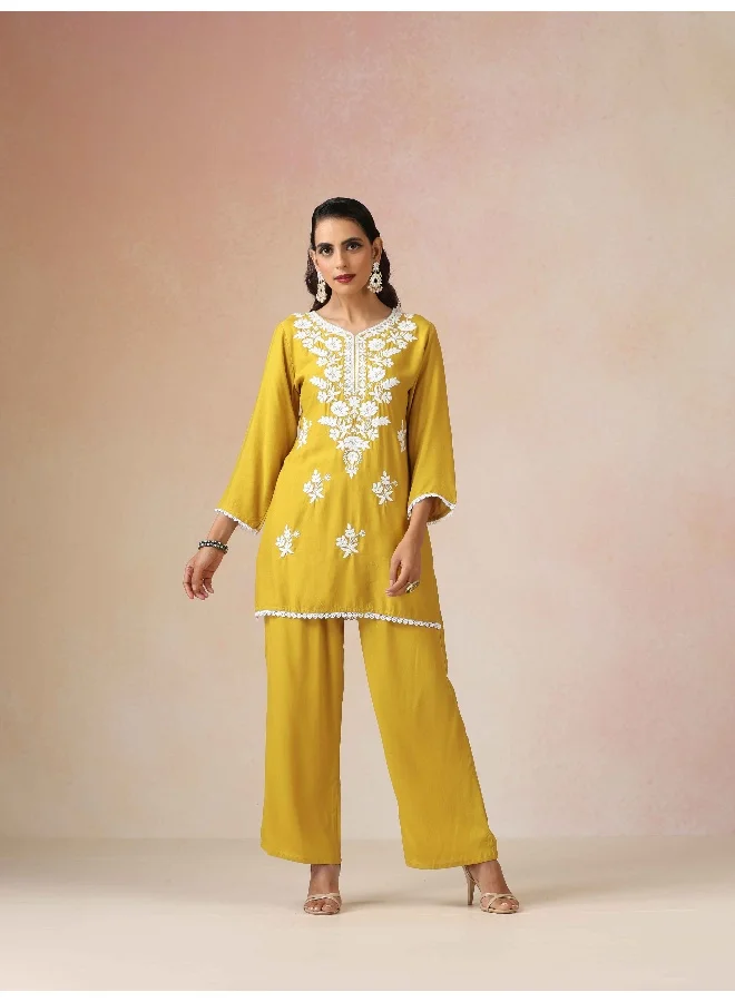 ترو برونز طقم كورتا مستقيم مطرز باللون الأصفر من