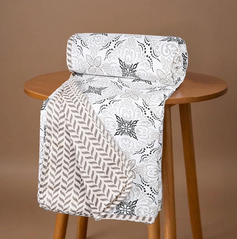 BSB بطانية مزدوجة قابلة للعكس من BSB HOME مصنوعة من القطن الخالص 120 GSM خفيفة الوزن مطبوعة - 220 x 230 سم - أبيض وبني - Image 1