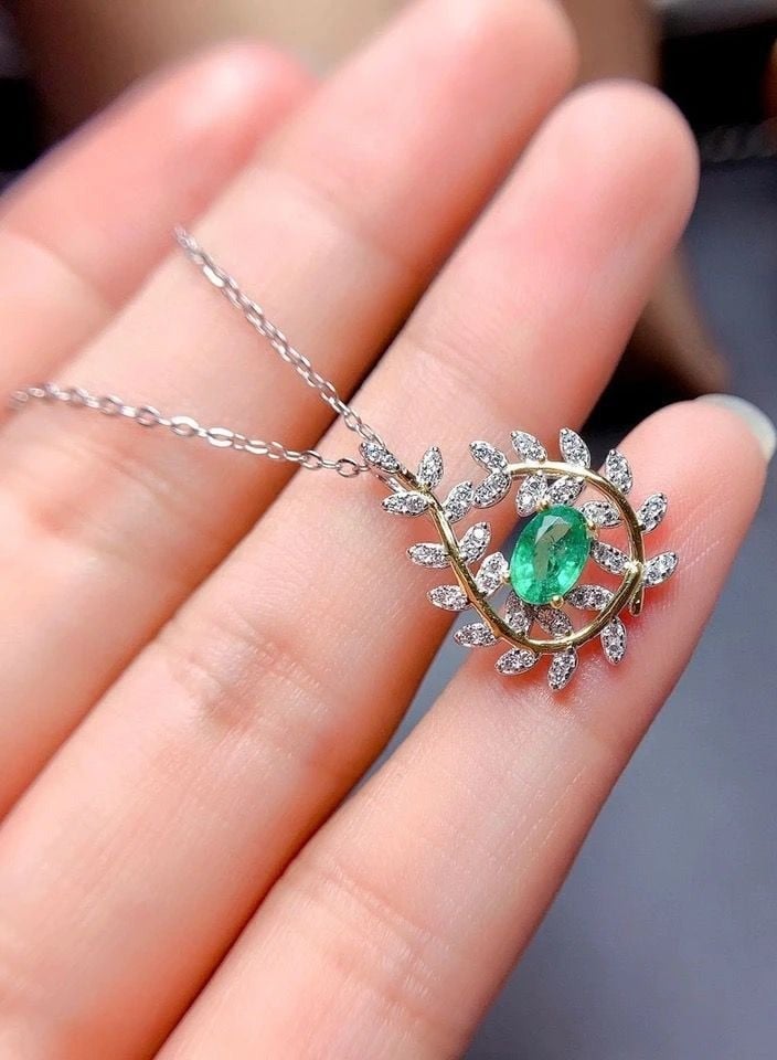 OtherMax 925 silver necklace crowned with an emerald stone - Image 1