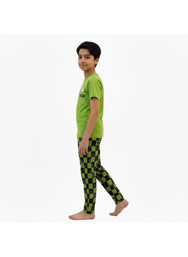 جوانا طقم بيجاما للأولاد بطبعة "جاست هاف فن"، قميص بأكمام قصيرة وبنطال طويل، باللون الأخضر - Image 5