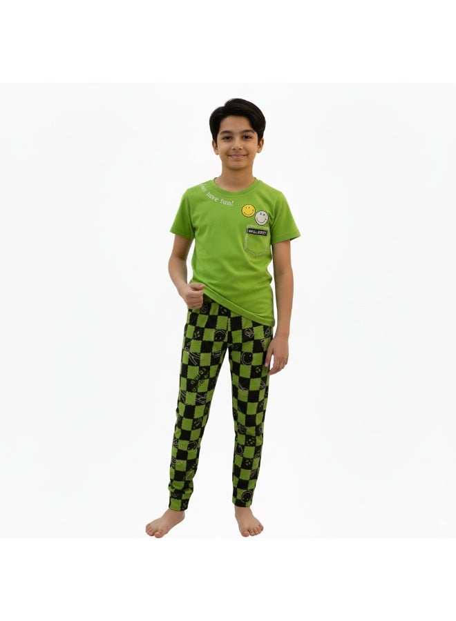 جوانا طقم بيجاما للأولاد بطبعة "جاست هاف فن"، قميص بأكمام قصيرة وبنطال طويل، باللون الأخضر - Image 2