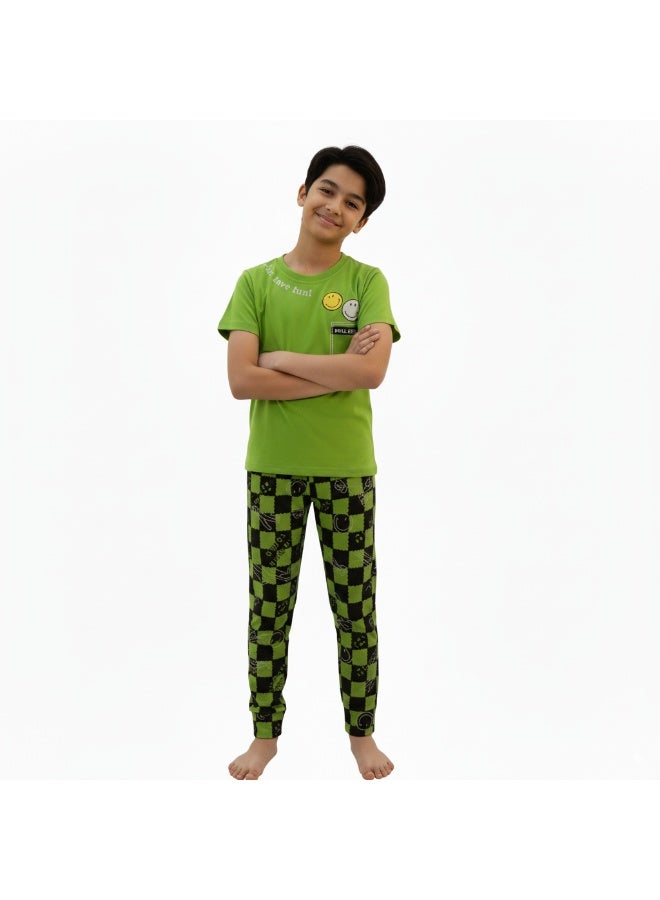 جوانا طقم بيجاما للأولاد بطبعة "جاست هاف فن"، قميص بأكمام قصيرة وبنطال طويل، باللون الأخضر - Image 3