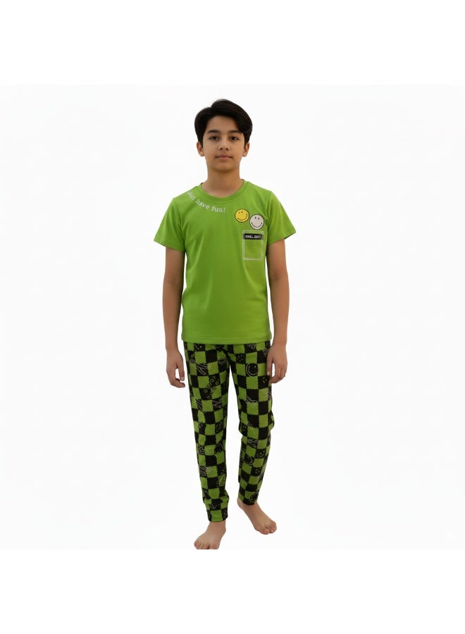 جوانا طقم بيجاما للأولاد بطبعة "جاست هاف فن"، قميص بأكمام قصيرة وبنطال طويل، باللون الأخضر - Image 1