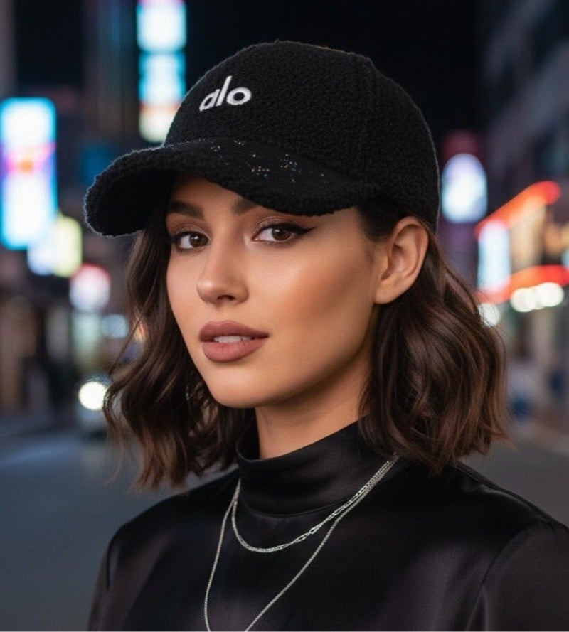 ألو كاب شتوي فرو ناعم للنساء بتصميم ALO عصري – لون أسود أنيق مع تطريز مميز – قبعة دافئة ومريحة للاستخدام اليومي والخروجات الشتوية - Image 1