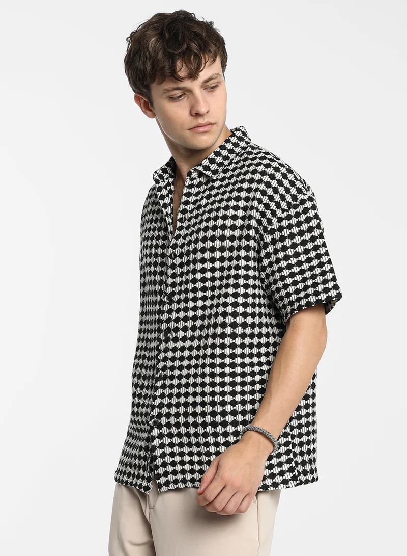 كامبوس سوترا Men's Midnight Black & Powder White Lozenge-Striped Oversized Shirt