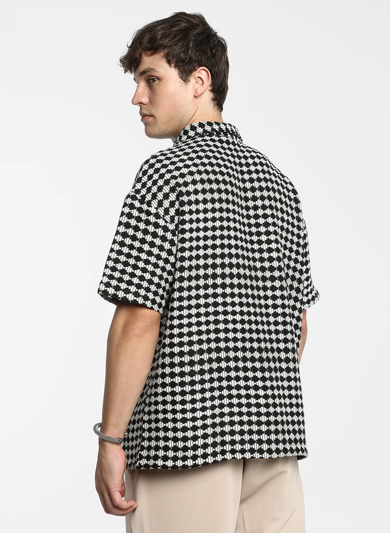 كامبوس سوترا Men's Midnight Black & Powder White Lozenge-Striped Oversized Shirt