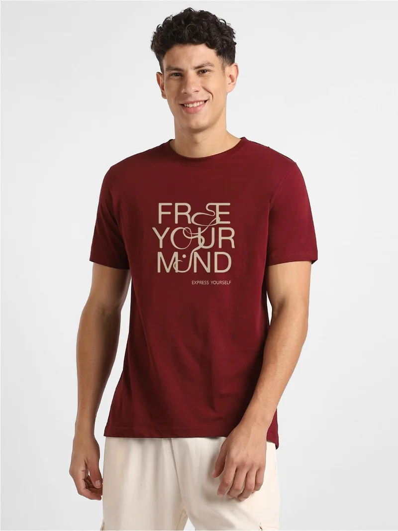 نوبيرو Men's Burgundy Typography T-Shirt
