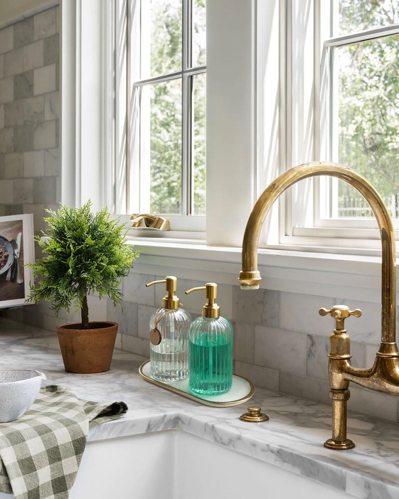 JASAI 18Oz Glass Soap Dispenser with Golden Pump for Kitchen,Refillable Liquid Hand soap Dispenser with Vertical Stripe, Clear Soap Dispenser Bathroom for Hand soap, Dish Soap, Lotion - Image 4