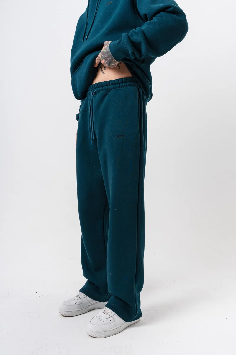 ريسباير بنطلون رياضي رجالي أساسي واسع (Baggy) بتفاصيل نص "Respire" لون زمردي