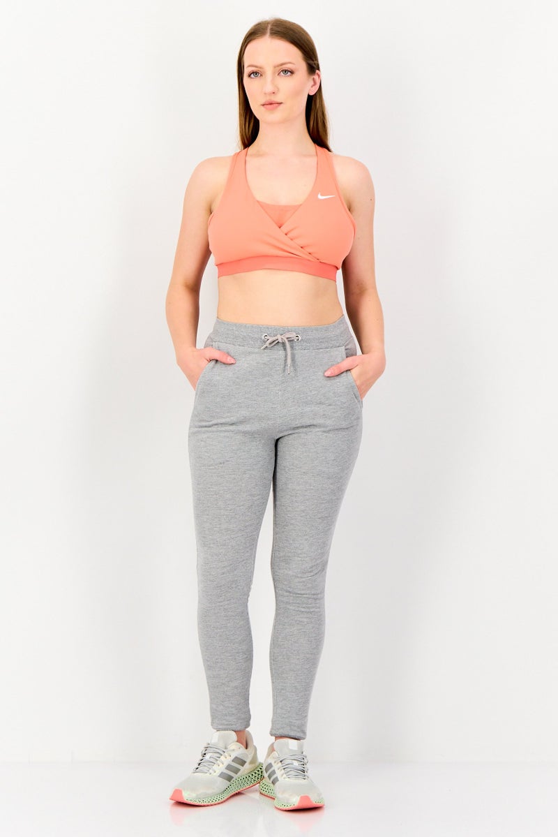 Nike حمالة صدر رياضية غير مبطنة بشعار العلامة التجارية للنساء، كورال - Image 4