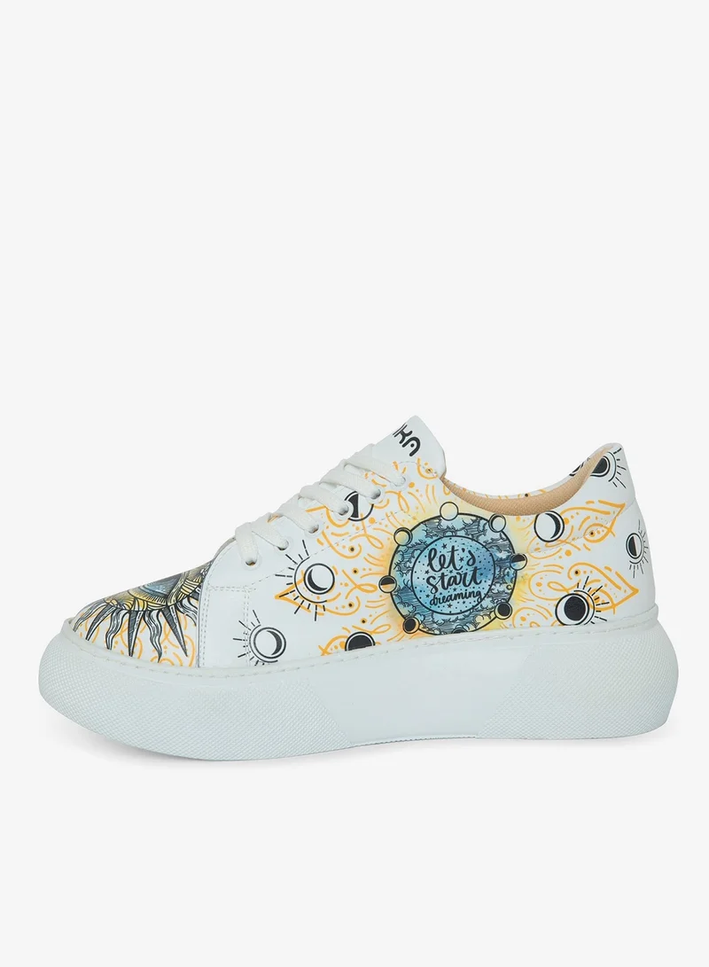 مومكا سنيكرز العين