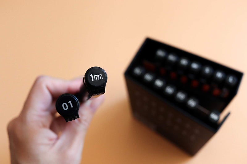 ETCHR مجموعة أقلام جرافيك سوداء ETCHR من 16 قلم - مقاومة للماء ومقاومة للتلاشي - مجموعة أقلام جرافيك سوداء - Image 4