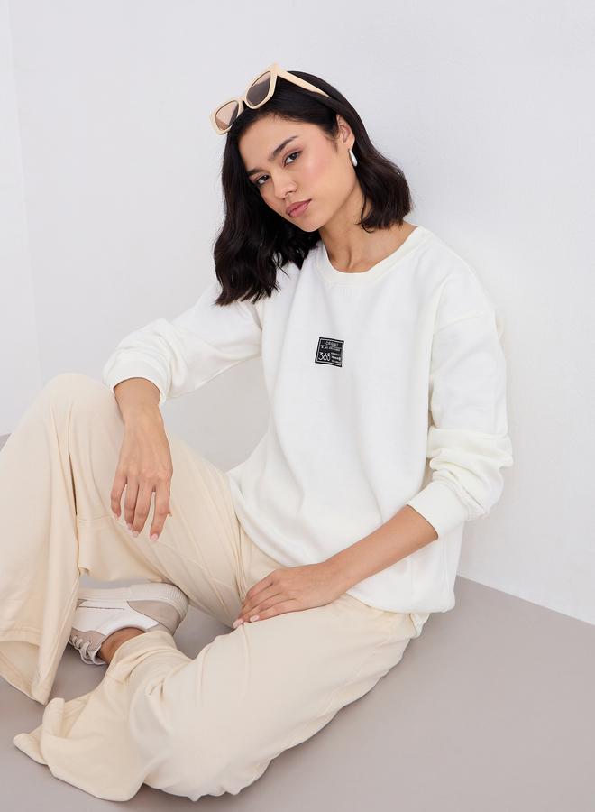 ستايلي سويت شيرت طويل مزين بشارة - Image 5