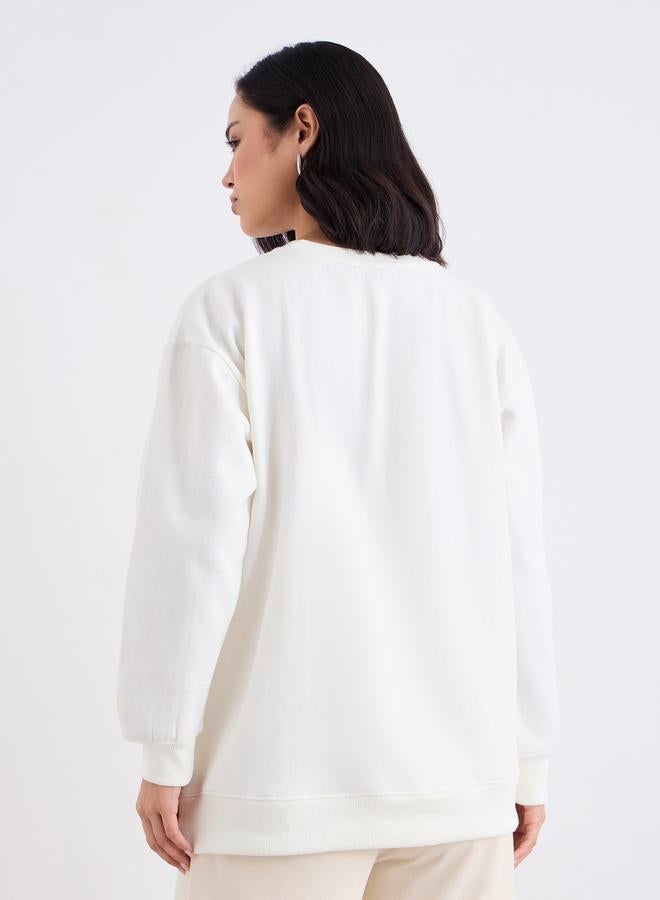 ستايلي سويت شيرت طويل مزين بشارة - Image 4