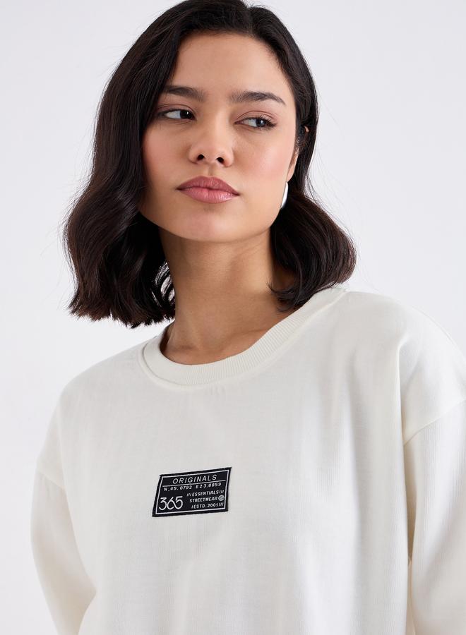 ستايلي سويت شيرت طويل مزين بشارة - Image 3