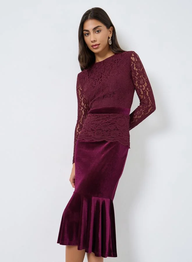 ستايلي فستان ميدي بحافة ميرميد وتفاصيل دانتيل