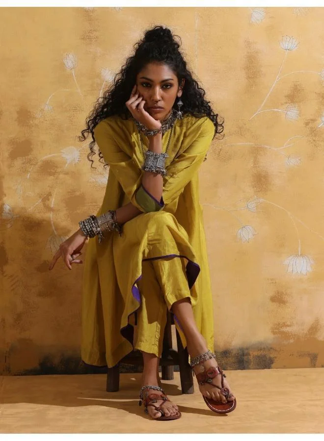 ترو برونز طقم كورتا من حرير الموسلين بلون بني فاتح مع تنورة واسعة