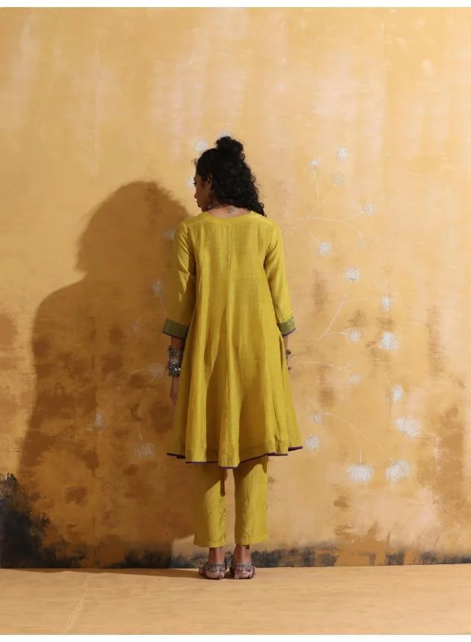 ترو برونز طقم كورتا من حرير الموسلين بلون بني فاتح مع تنورة واسعة