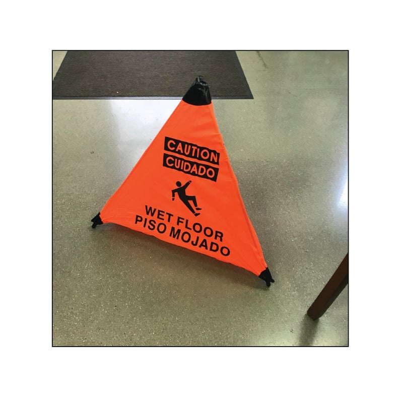 Handy Cone علامة تحذير من الأرضية المبللة باللون البرتقالي (إنجليزي/إسباني) مع أنبوب تخزين "3-عبوات" - Image 4