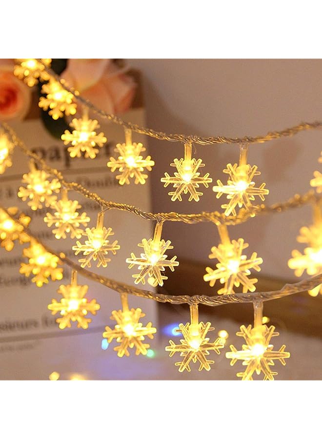 The Bros أضواء عيد الميلاد، 15م 150 ضوء على شكل ثلج، أضواء عيد الميلاد البيضاء الدافئة للزينة الداخلية والخارجية تعمل بالبطارية - Image 1