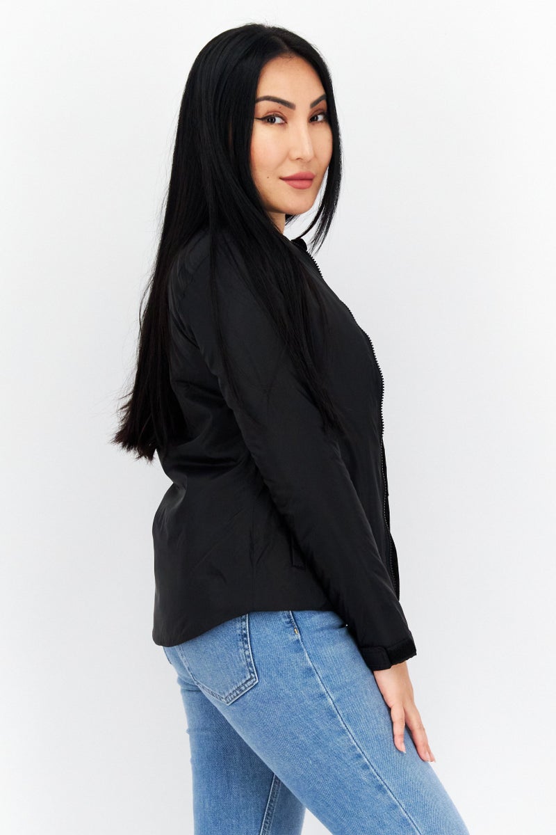 Lyle & Scott جاكيتات واقية من الرياح بشعار العلامة التجارية للنساء، أسود - Image 2