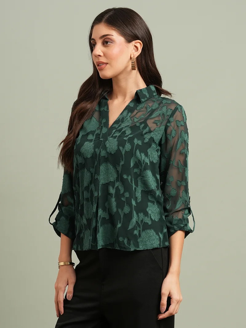 جلو باص بلوزة نسائية بياقة خضراء وفتحة رقبة على شكل حرف  وأكمام ملفوفة بتصميم زهور ذاتي