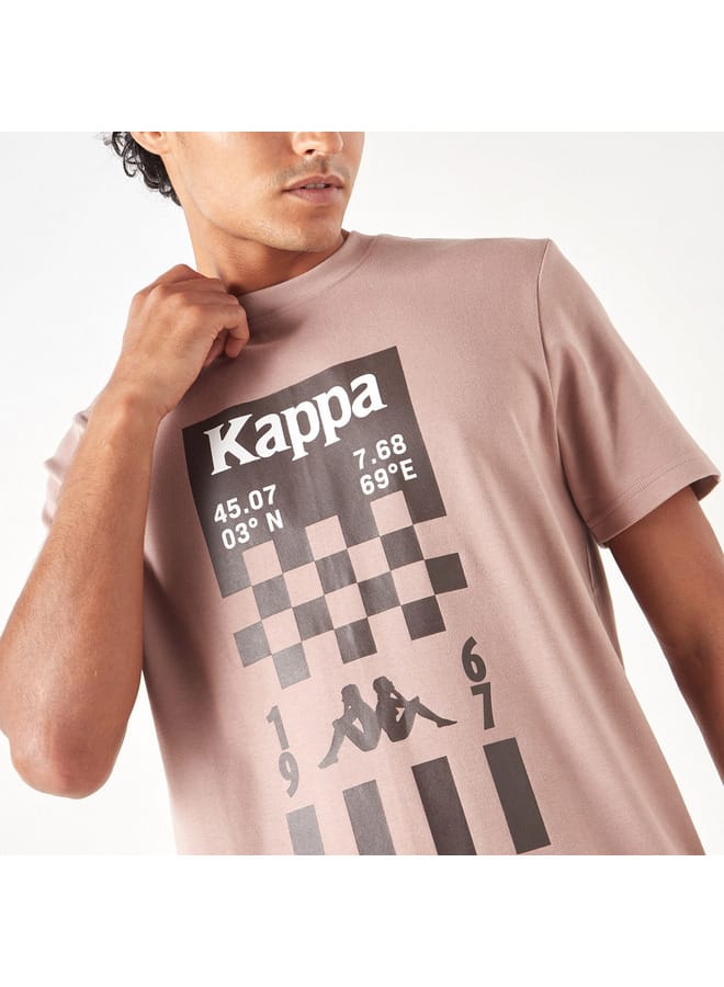 كابا تيشيرت بأكمام قصيرة وطبعات جرافيك من كابا - Image 4