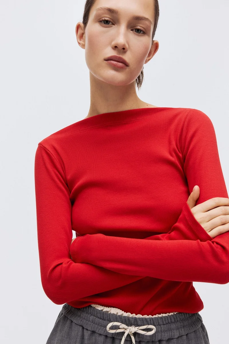 اتش اند ام بلوزة مرنة بقبة واسعة