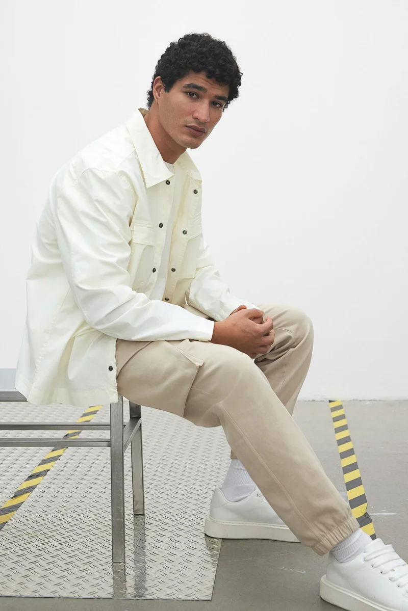 اتش اند ام بنطلون رياضي كارغو بقصّة سلِم