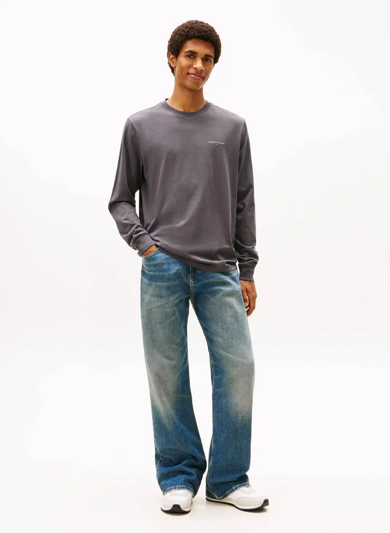 تومي جينز تيشيرت طويل الأكمام بقصّة سليم وشعار