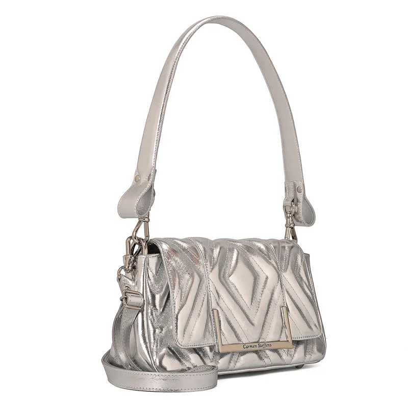 كارمن ستيفنز حقيبة جلدية فضية مبطنة